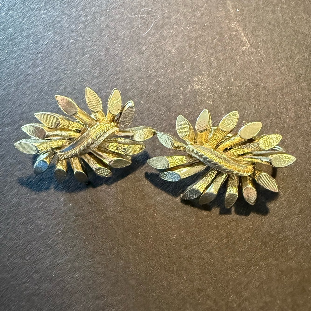 Vintage Coro 1960s Gold Tone Clip On Earrings - Picture 2 of 6
